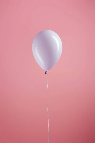 Palloncino festivo decorativo viola su sfondo rosa — Foto stock