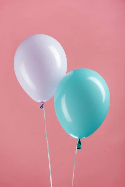 Blau und lila festliche Luftballons auf rosa Hintergrund — Stockfoto