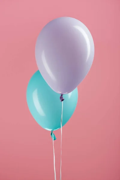 Balões festivos decorativos azuis e roxos no fundo rosa — Fotografia de Stock