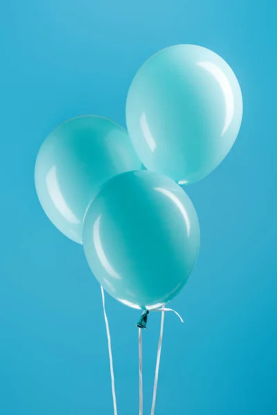 Globos decorativos azules minimalistas sobre fondo azul - foto de stock