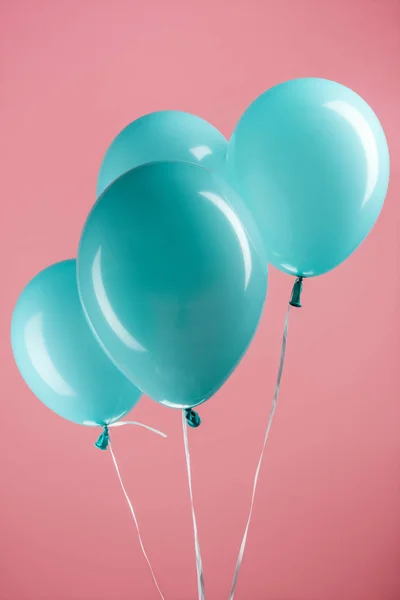 Голубые красочные праздничные воздушные шары на розовом фоне — стоковое фото