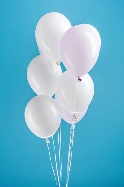 Ballons décoratifs blancs sur fond bleu coloré — Photo de stock