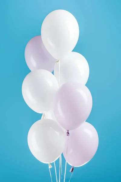 Ballons de fête décoratifs blancs sur fond bleu coloré — Photo de stock