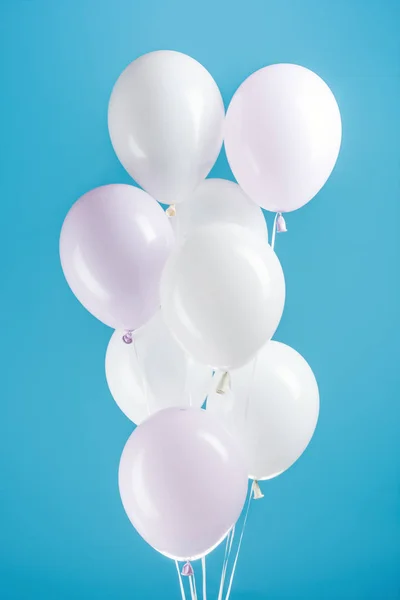 Ballons de fête blancs sur fond bleu coloré — Photo de stock