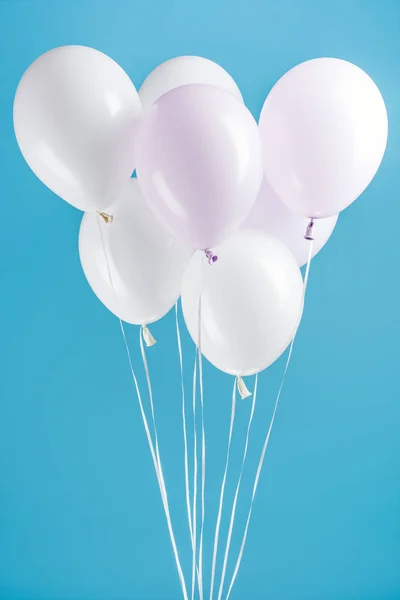 Ballons décoratifs de fête blanche sur fond bleu — Photo de stock