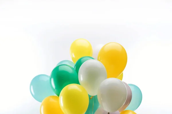 Palloncini decorativi verde brillante, giallo e blu su sfondo bianco — Foto stock