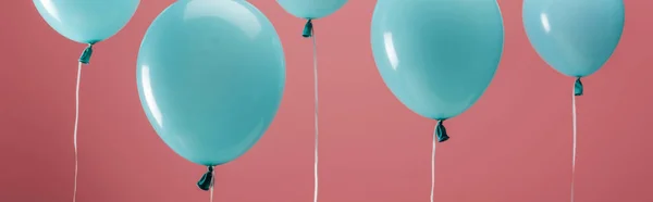Festa festiva balões decorativos no fundo rosa, tiro panorâmico — Fotografia de Stock