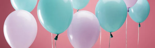 Partido brillante globos multicolores sobre fondo rosa, tiro panorámico - foto de stock