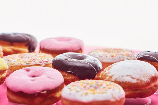 Saborosos donuts envidraçados isolados em branco com espaço de cópia — Fotografia de Stock