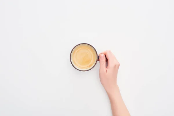 Vista recortada de la mujer sosteniendo taza de café sobre fondo blanco - foto de stock