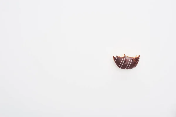 Vista superior do donut de chocolate mordido no fundo branco com espaço de cópia — Fotografia de Stock