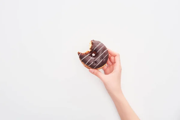 Vue recadrée du beignet mordu au chocolat sur fond blanc — Photo de stock