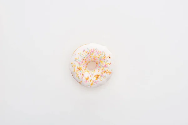 Draufsicht auf glasierte weiße Donut mit Streusel auf weißem Hintergrund mit Kopierraum — Stockfoto