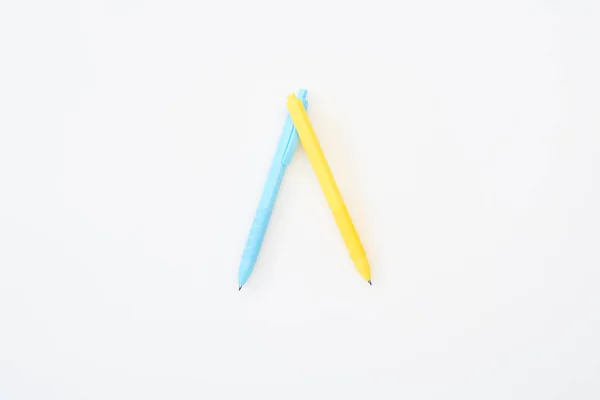Vista dall'alto di matite gialle e blu isolate su bianco — Foto stock