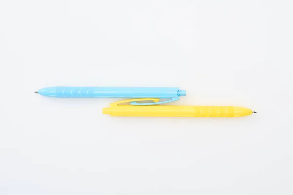 Вид зверху на жовті та сині олівці на білому тлі — стокове фото