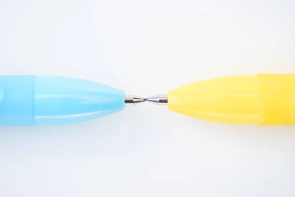 Закрыть вид желтых и синих карандашей, изолированных на белом — стоковое фото