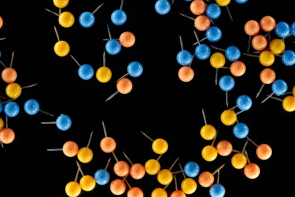 Vue de dessus de trombones dispersés isolés sur noir — Photo de stock