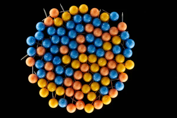 Vista superior de clipes de papel coloridos em círculo isolado em preto — Fotografia de Stock