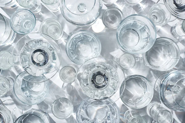 Vista superior de vasos con agua clara sobre fondo blanco — Stock Photo