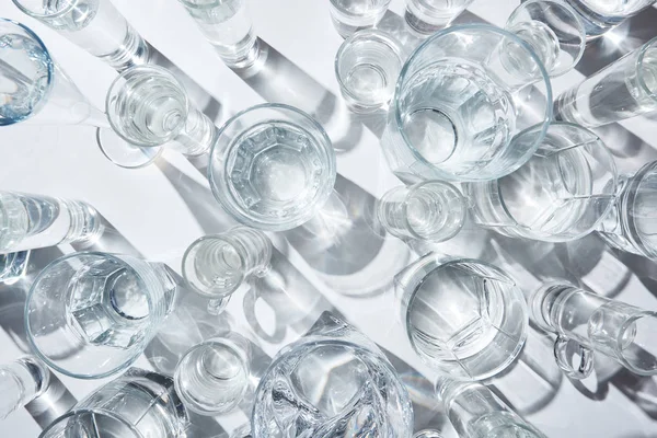 Vista superior de vasos transparentes con agua pura sobre fondo blanco - foto de stock
