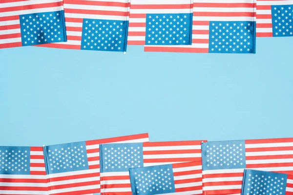 Cornice di bandiere americane su sfondo blu con spazio di copia — Foto stock
