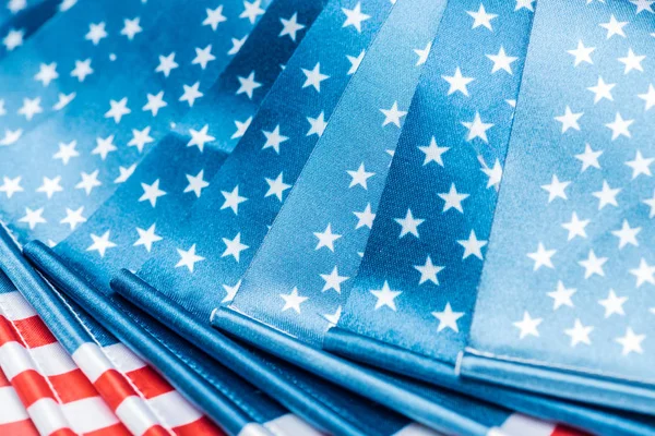 Vista de cerca de las banderas americanas brillantes en la pila - foto de stock