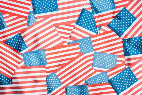 Fundo de bandeiras americanas nacionais brilhantes em pilha — Fotografia de Stock