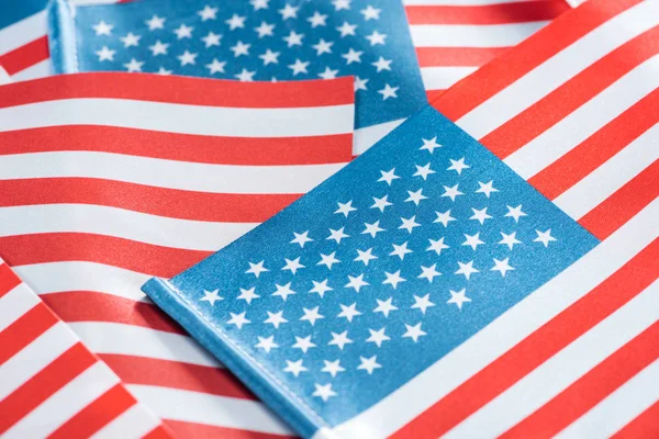 Крупный план национальных американских флагов в куче — стоковое фото