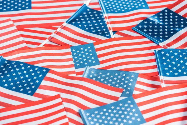 Primer plano de las banderas nacionales de los Estados Unidos en pila - foto de stock
