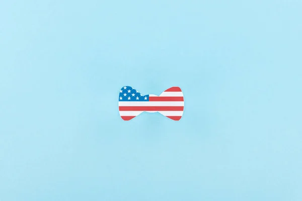 Зверху вид паперу виріжте декоративні краватки-цибуля з американського прапора на синьому фоні — стокове фото