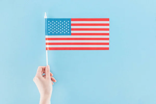 Ausgeschnittene Ansicht einer Frau mit amerikanischer Nationalflagge auf blauem Hintergrund — Stockfoto