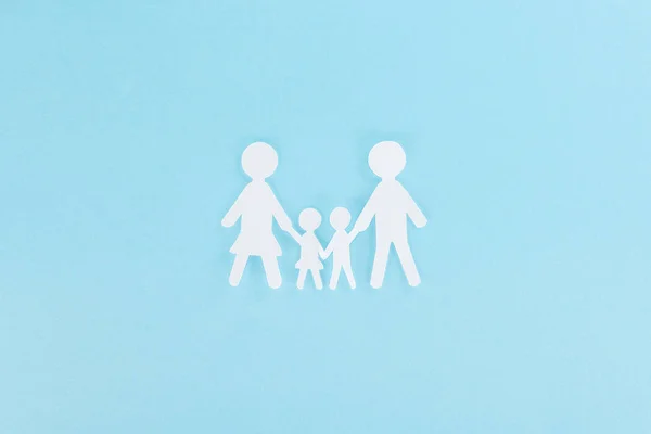Вид зверху на різану сім'ю з білого паперу на синьому фоні — стокове фото