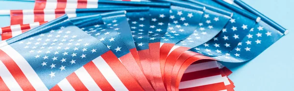 Vista de cerca de las banderas americanas brillantes, plano panorámico - foto de stock