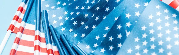 Закрити вид глянцевих американських прапорів на синьому тлі, панорамний постріл — стокове фото