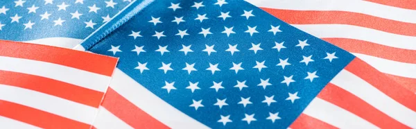 Close-up vista de bandeiras americanas nacionais brilhantes em pilha, tiro panorâmico — Fotografia de Stock