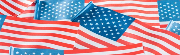 Primer plano de las banderas nacionales americanas en pila, plano panorámico - foto de stock