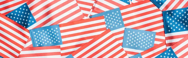 Plano panorámico de banderas estadounidenses brillantes nacionales en pila - foto de stock