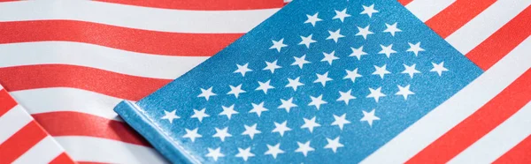 Vista de cerca de banderas estadounidenses coloridas nacionales en la pila, tiro panorámico - foto de stock