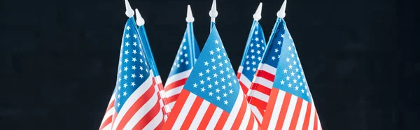 Panoramische Aufnahme amerikanischer Nationalflaggen auf schwarzem Grund, Konzept für den Unabhängigkeitstag — Stockfoto