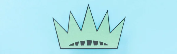 Panoramic shot of paper cut crown on blue background, Independence Day concept — Stock Photo