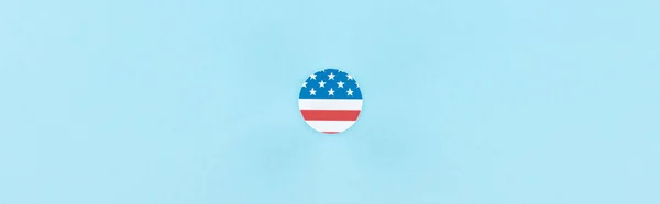 Vista superior del círculo decorativo de corte de papel hecho de bandera americana sobre fondo azul, plano panorámico - foto de stock