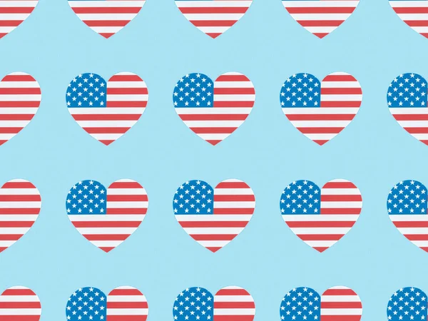 Patrón de fondo sin costuras con corazones cortados de papel hechas de banderas de EE.UU. en azul - foto de stock