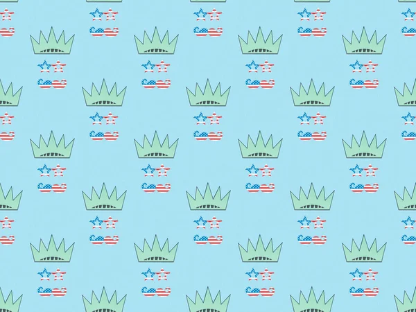 Бесшовный фон с усами и стаканами из нас национальных флагов и корон на голубом, концепция Дня независимости — стоковое фото