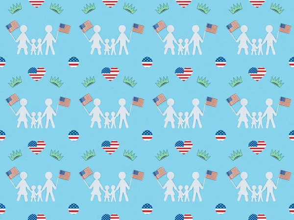 Nahtloses Hintergrundmuster mit Herzen aus uns-Flaggen, aus weißem Papier geschnittenen Familien und Kronen auf Blau, Konzept zum Unabhängigkeitstag — Stockfoto