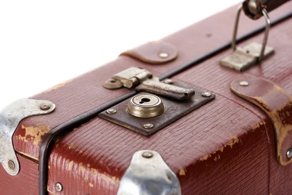 Nahaufnahme eines rostigen Metallschlosses am braunen Koffer isoliert auf weißem Grund — Stockfoto
