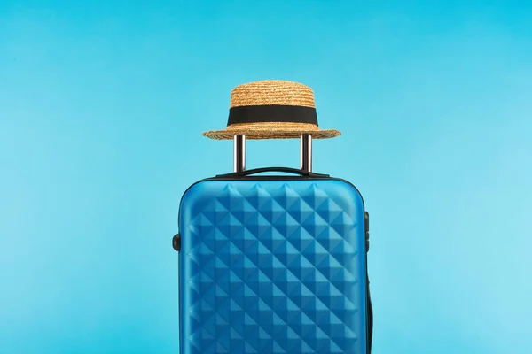 Sac de voyage coloré bleu avec poignée sur roues sur fond bleu — Photo de stock