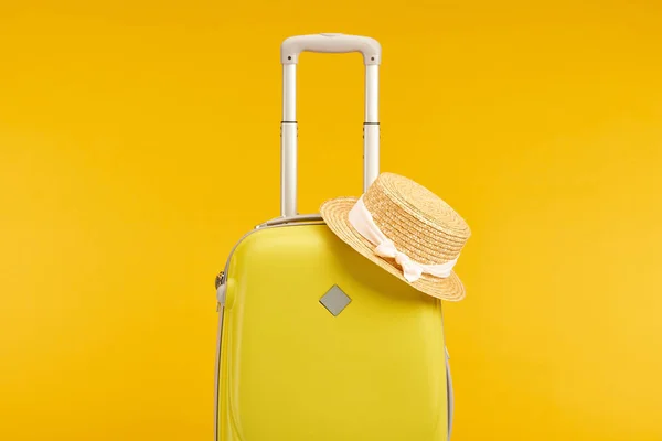 Bolsa de viaje de color amarillo con sombrero de paja aislado en amarillo - foto de stock