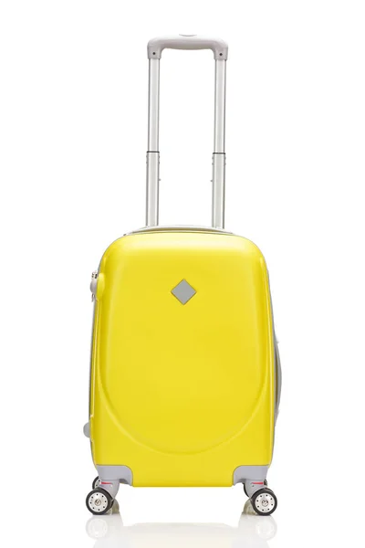 Вид спереду жовтого пластикового колісного барвистого валізи з ручкою ізольовані на білому — стокове фото