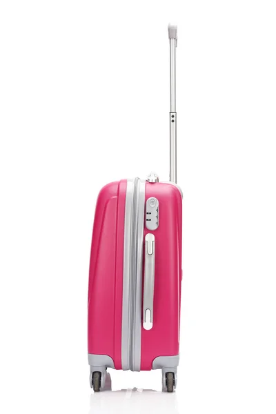 Vue latérale de la valise à roulettes en plastique rouge avec poignée isolée sur blanc — Photo de stock