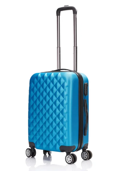 Синий колёсный текстурированный чемодан с ручкой, изолированной на белом — стоковое фото